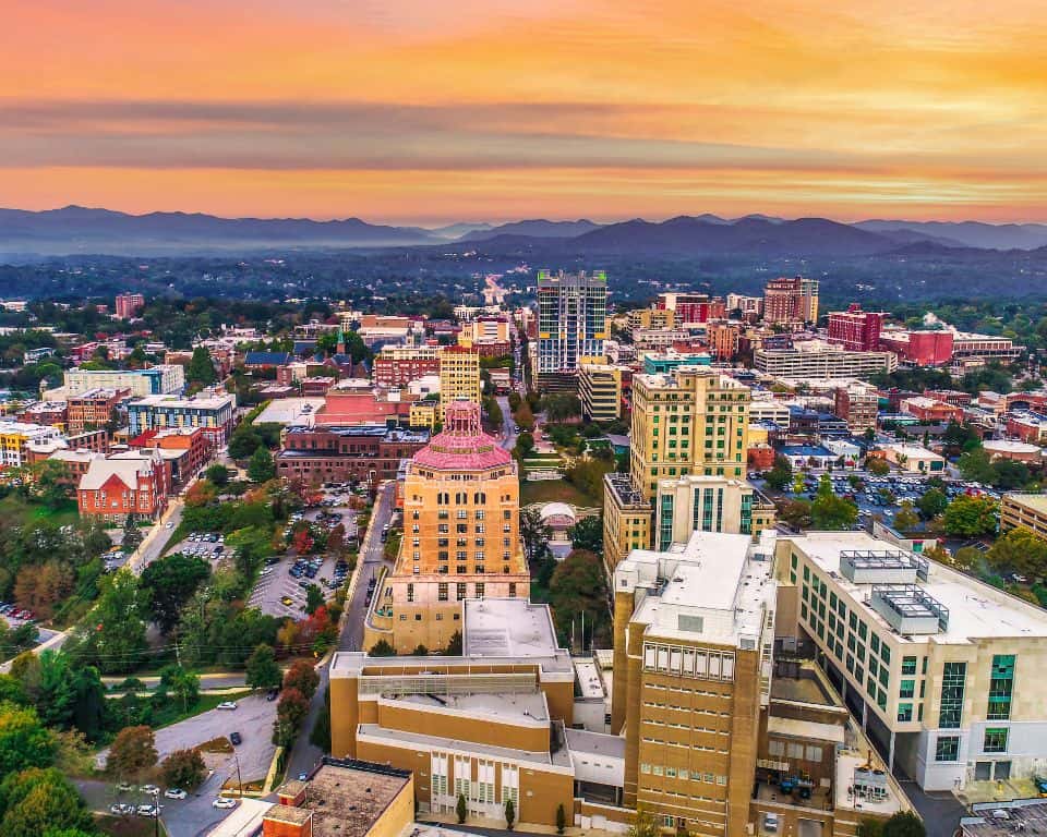 Discover the enchanting allure of small-town day trips near Asheville, NC, where mountain magic meets rich history and breathtaking landscapes.